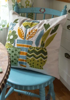 Gudrun Sjödén Broderat kuddfodral "Flower pots" i ekologisk bomull