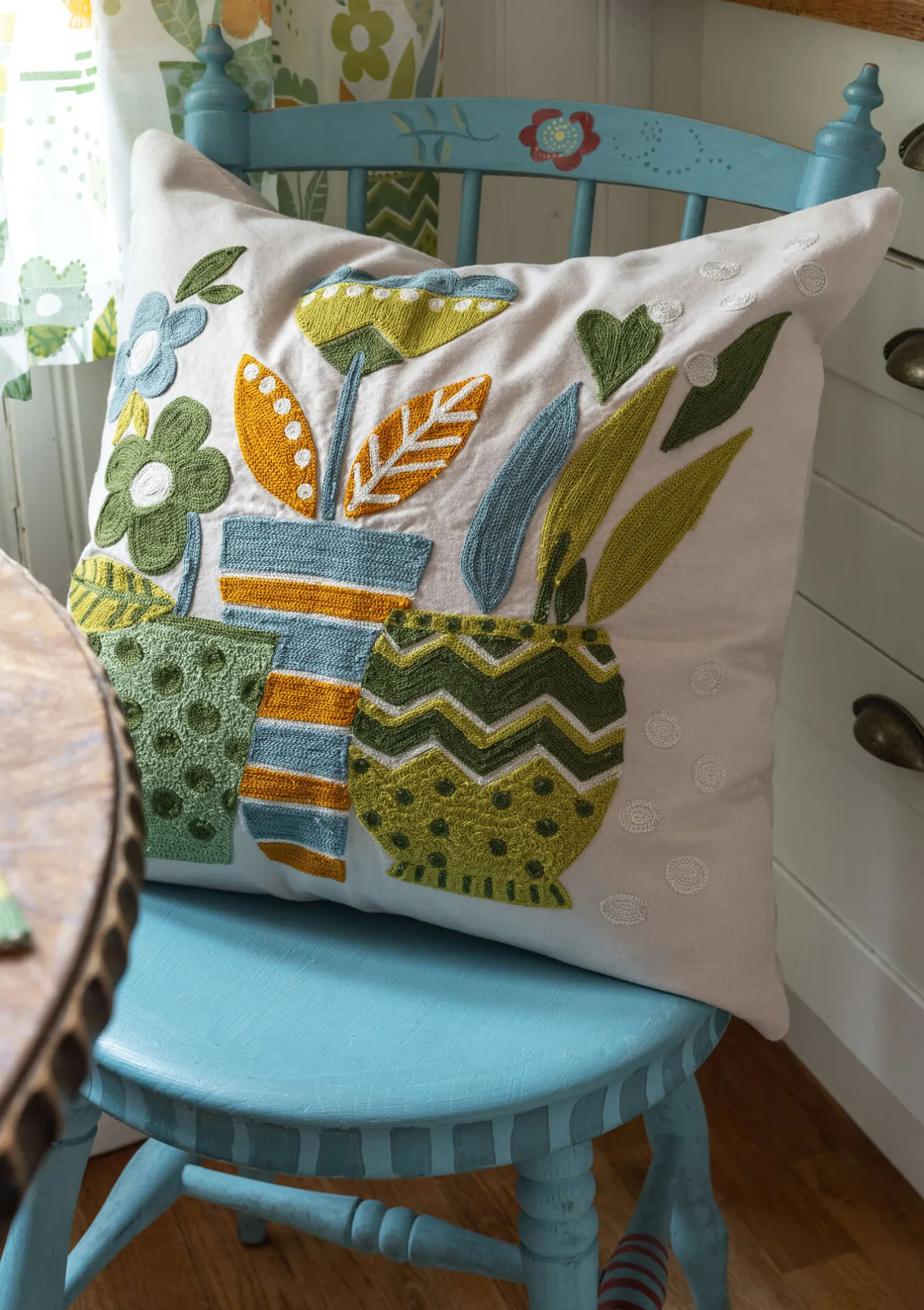 Gudrun Sjödén Broderat kuddfodral "Flower pots" i ekologisk bomull