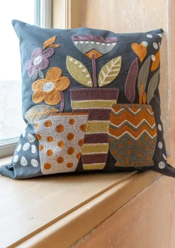 Gudrun Sjödén Broderat kuddfodral "Flower pots" i ekologisk bomull