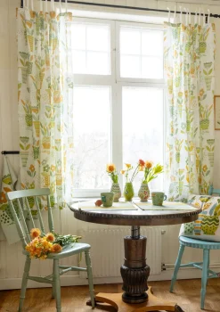 Gudrun Sjödén Kort gardin "Flower pots" i ekologisk bomull