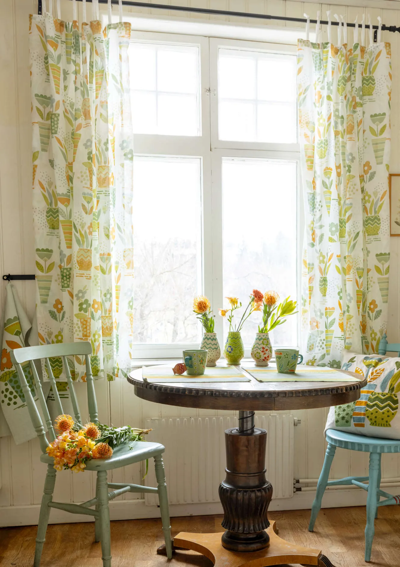 Gudrun Sjödén Kort gardin "Flower pots" i ekologisk bomull