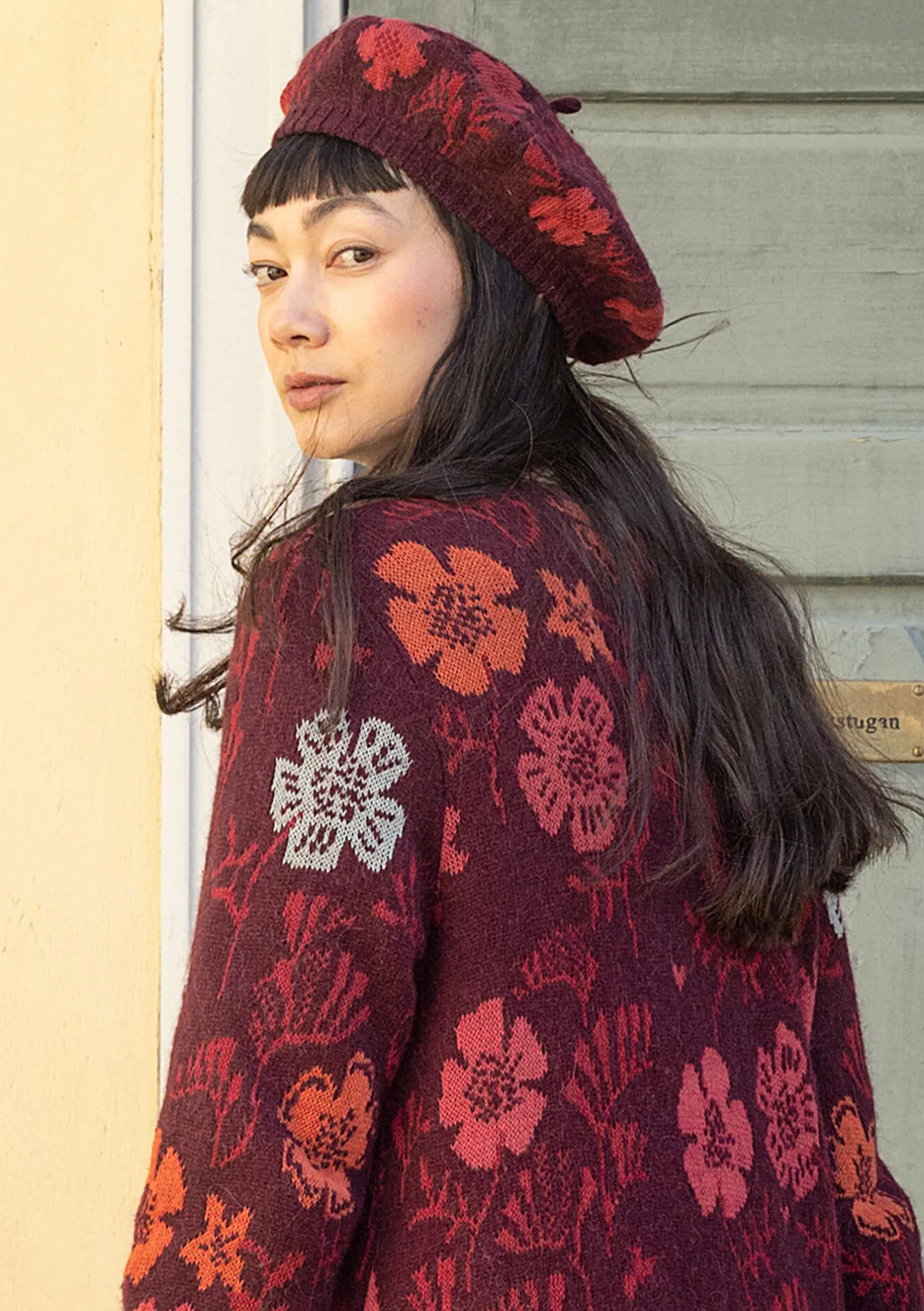 Gudrun Sjödén Stickad basker "Gnistra" i alpackamix/ekoligisk och återvunnen bomull