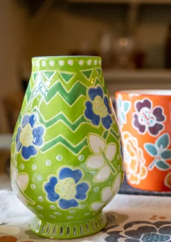 Gudrun Sjödén Vas "Wild rose" i keramik